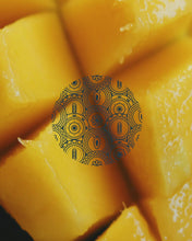 Laden und Abspielen von Videos im Galerie-Viewer, KONKANI Mango Infused Gin - handcrafted Gin, fruchtig, leicht mit Wacholder, Mango, Litsea Cubeba, Curaçao (1 x 0.5 l, 42% vol)
